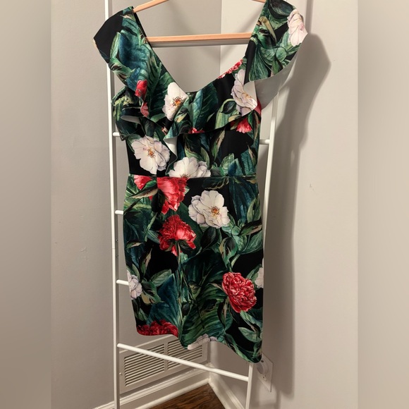 Alexia Admor Red and Green Floral One-Shoulder Dress - Picture 4 of 9
